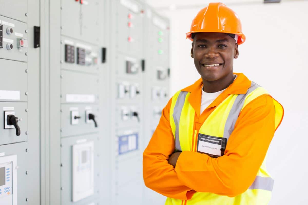 Looking for a Career Change? What You Need to Know About Becoming a Field Services Worker